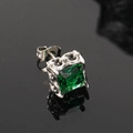 Vista macro di orecchino vintage in acciaio argento con smeraldo quadrato e design a catena - Tono Argento Zirconia Verde (Singolo)