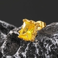 Detailansicht quadratischer gelber Zirkon-Ohrstecker mit goldener Vintage-Felsstruktur - Gold Gelber Zirkonia (Einzeln)
