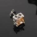 Vista macro di orecchini con zircone quadrato champagne e intagli retrò in metallo - Tono Argento Zirconia Champagne (Singolo)