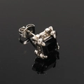 Makroaufnahme von Edelstahl-Krallenohrring in Silber mit quadratischem schwarzem Zirkon - Vintage Texturiert (Einzeln) / Stahlfarbe Schwarzer Zirkon