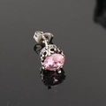 Détail macro d'un clou d'oreille rétro en acier avec zircon rose et fermoir papillon - Argent Strass Rose (Seul)