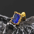 Makroaufnahme von quadratischem blauem Zirkon-Ohrstecker mit strukturierter Goldfassung - Gold Blauer Zirkonia (Einzeln)