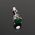 Gros plan sur un clou d'oreille vintage en titane avec zircon vert et motifs filigranes - Argent Strass Vert (Seul)