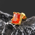 Makroaufnahme quadratischer orangefarbener Zirkonia Ohrstecker auf schwarzem Vulkanstein - Gold Oranger Zirkonia (Einzeln)