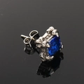 Makroaufnahme von Vintage Silber Ohrstecker mit quadratischem blauem Zirkon Stein - Vintage Texturiert (Einzeln) / Edelstahl Silberfarbe Blauer Zirkonia