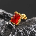 Makroansicht von Vintage-Ohrstecker mit rotem Zirkonia auf schwarzem Felsgestein - Gold Roter Zirkonia (Einzelstück)