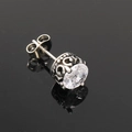 Macro détaillée de boucle d'oreille vintage en acier titane avec zircon et gravures ornementales - Argent Strass Blanc (Seul)