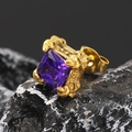 Makroaufnahme: Vintage-Ohrstecker mit quadratischem lila Zirkon und goldener Fassung - Vintage Texturiert (Einzeln) / Gold Violetter Zirkonia