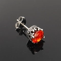Vue macro d'un clou d'oreille couronne vintage avec zircon rouge et base en acier inox - Argent Strass Rouge Orange (Seul)