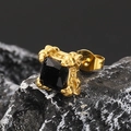 Detail von quadratischen schwarzen Edelstein-Ohrsteckern in Gold-Vintage-Fassung - Vintage Texturiert (Einzeln) / Gold Schwarzer Zirkonia