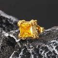 Nahaufnahme der Vintage-Goldohrringe mit quadratischem Zirkon und barocker Reliefbasis - Vintage Texturiert (Einzeln) / Gold Gelb Zirkonia