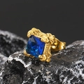 Detailansicht eines quadratischen Zirkonia-Ohrrings im Vintage-Gold auf schwarzem Gestein - Vintage Texturiert (Einzeln) / Vergoldet Blauer Zirkonia