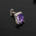 Nahaufnahme der gotischen Ohrstecker mit violettem Zirkon und Krallendesign aus Titanstahl - Silberfarben Lilafarbener Zirkonia (Einzelstück)