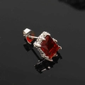Makroaufnahme von Silber-Ohrstecker mit rotem Zirkonia in gotischer Krallenfassung - Silberfarben Roter Zirkonia (Einzelstück)