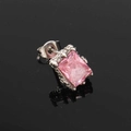 Detail eines quadratischen rosa Zirkon-Ohrrings mit silberner Krallenfassung auf Schwarz - Silberfarben Rosa Zirkonia (Einzelstück)