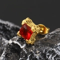 Makroaufnahme quadratischer roter Zirkonia-Ohrstecker mit strukturierter Goldfassung - Vintage Texturiert (Einzeln) / Gold Roter Zirkonia