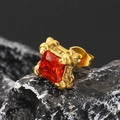 Makroaufnahme von Vintage Quadrat-Ohrstecker mit rotem Zirkon und goldener Gravur-Verzierung - Vintage Texturiert (Einzeln) / Gold Orange Zirkonia