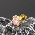 Primer plano macro de un pendiente de circonita rosa con engaste de corona dorada en piedra - Dorado Circonita Rosa