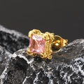 Makroaufnahme eines rosa Zirkonia-Ohrrings mit goldenem Vintage-Sockel auf Stein - Vintage Texturiert (Einzeln) / Gold Rosa Zirkonia