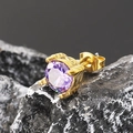 Primer plano de pendiente de circonita púrpura con engaste detallado de garras doradas - Oro Circonita Violeta