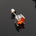 Primer plano de un pendiente vintage de plata con circón naranja y grabado detallado - Color Acero Strass Naranja Rojo