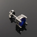 Primer plano de arete plateado vintage con circón azul real y detalles de grabado - Acero Inoxidable Color Plata Zirconia Azul