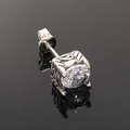 Primer plano de arete de acero inoxidable vintage con circonita y grabado ornamentado - Color Acero Circón Blanco