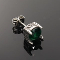 Detalle macro de pendiente de plata retro con circonita verde tallada y grabados - Plata con circón verde