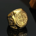Bague chevalière Saint-Benoît en acier titane doré avec gravure en relief détaillée - US 7 / Or