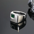 Anillo cuadrado de acero plateado con una gema verde esmeralda engastada en el centro - Talla 7 / Plata Piedra Preciosa Verde