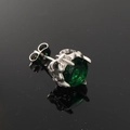 Primer plano del engaste de corona plateada con una piedra preciosa verde esmeralda - Plata con circón verde