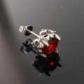 Detalle de pendiente gótico retro con circonita roja y montura de corona de plata - Acero Circonita Roja