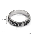 Anello vintage in acciaio inossidabile con motivi a rilievo di sole e luna su sfondo bianco - US 7 / Color Acciaio