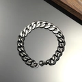 Detailansicht des zweifarbigen Panzerarmbands mit Farbverlauf und Karabinerverschluss - Zweifarbig Schwarz