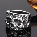 Vista macro dell'anello con teschio vintage in acciaio argento con dettagli punk - US 7 / Stile Teschio Realistico (Steel Color Style 2)