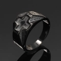 Dettaglio dell'anello a sigillo con croce nera, trama opaca e finitura in acciaio - US 7 / Nero