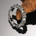 Herren Punk Gothic Totenkopf Ring aus antikem Titanstahl mit strukturierten Reliefs - US 7 / Stahlfarben