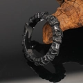 Gotischer Totenkopfring für Herren aus schwarzem Edelstahl auf einem Holzast - US 7 / Schwarz