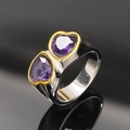 Détail macro de deux cœurs en zircon violet avec bordures dorées sur anneau argenté - Or Pierre Violette