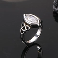 Détail de la gravure nœud celtique et de la pierre marquise sur une bague en acier argent - Taille 7 / Couleur Acier Zircon Blanc