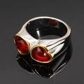 Détail de la bague en titane argenté avec doubles zircons cœur rouge et bordure dorée - Or Rouge