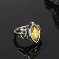 Gros plan sur une bague avec pierre jaune marquise et motif de nœud celtique poli - Taille 7 / Acier Zircone Jaune
