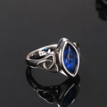 Vue macro d'une gemme bleue marquise et de motifs de nœud celtique sur bague argentée - Acier Inoxydable Couleur Argent Zircone Bleue
