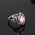 Détail macro d'une bague en acier avec pierre rose marquise et motifs de nœuds celtiques - Acier Inoxydable Couleur Argent Zircone Rose