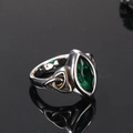 Macro d'une pierre marquise verte sur bague vintage en acier inoxydable avec nœud celtique - Argent avec zircon vert