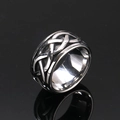 Vintage Punk Titanstahlring für Herren mit keltischem Knotendesign auf schwarzem Grund - US 7 / Stahlfarben