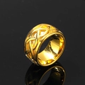 Vintage goldener Herrenring aus Edelstahl mit geflochtener Textur auf schwarzem Hintergrund - US 7 / Gold