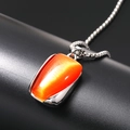 Dettaglio macro del ciondolo rettangolare occhio di gatto arancione con catena box argento - Pendente Singolo (Senza Catena) / Rubino Rosso Acciaio