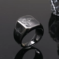 Dettaglio dell'anello in acciaio inossidabile nero con incisione di Horus - US 7 / Nero