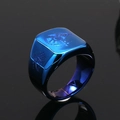 Dettaglio dell'anello in acciaio blu con incisione dell'Occhio di Horus e falco - US 7 / Blu